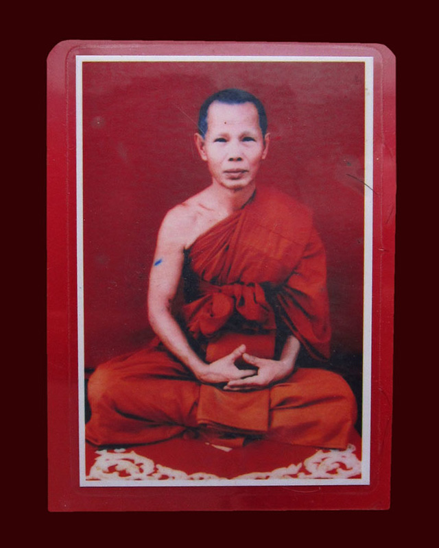 รูปถ่ายเต็มองค์ หลวงปู่บัว ถามโก วัดศรีบุรพาราม จ.ตราด หลัง เกศา จีวร ปั๊มยันต์วัด ขนาด 5 x 7 ซ.ม.