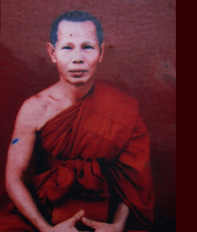 รูปถ่ายเต็มองค์ หลวงปู่บัว ถามโก วัดศรีบุรพาราม จ.ตราด หลัง เกศา จีวร ปั๊มยันต์วัด ขนาด 5 x 7 ซ.ม.