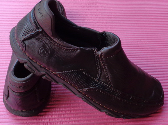 รองเท้า rockport ของแท้ แบรนด์ดัง สีน้ำตาล เบอร์ 42 ครับ