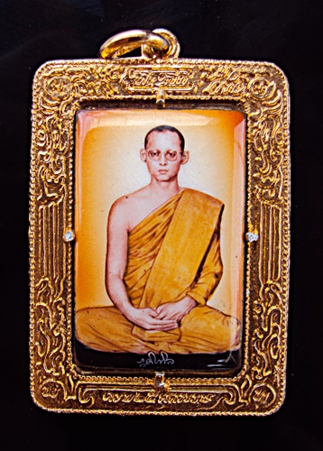 ล็อกเก็ตในหลวง รุ่นที่ระลึกครบ 25 ศตวรรษ แห่งพุทธกาล 2500 ปี สีชมพู