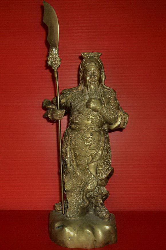 รูปหล่อบูชาเทพเจ้ากวนอู ปางนั่งถือง้าว(เจ้าพ่อกวนอูเทพเจ้าแห่งความซื่อสัตย์)สูง 12 นิ้ว สวยมากค่ะ