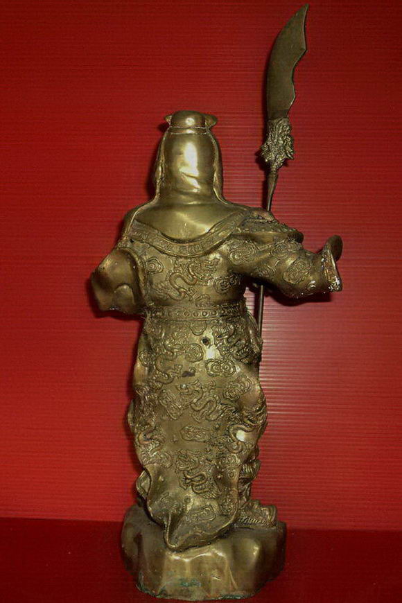 รูปหล่อบูชาเทพเจ้ากวนอู ปางนั่งถือง้าว(เจ้าพ่อกวนอูเทพเจ้าแห่งความซื่อสัตย์)สูง 12 นิ้ว สวยมากค่ะ