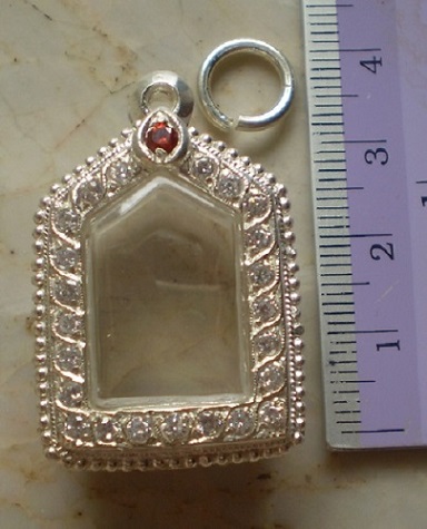 ตลับเงินล้อมเพชรลงยา  ใส่ขุนแผนพรายกุมาร  พิมพ์เล็ก เคาะเดียว 