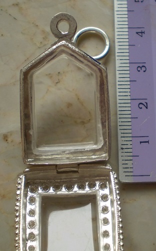 ตลับเงินล้อมเพชรลงยา  ใส่ขุนแผนพรายกุมาร  พิมพ์เล็ก เคาะเดียว 