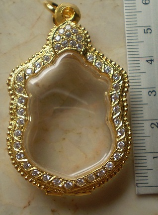 ตลับเงินล้อมเพชร  ชุบทองแท้ ใส่เหรียญเสมาแปดรอบ ลป ทิม  เคาะเดียว  