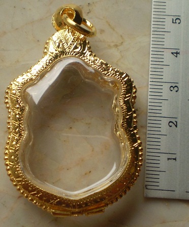 ตลับเงินล้อมเพชร  ชุบทองแท้ ใส่เหรียญเสมาแปดรอบ ลป ทิม  เคาะเดียว  