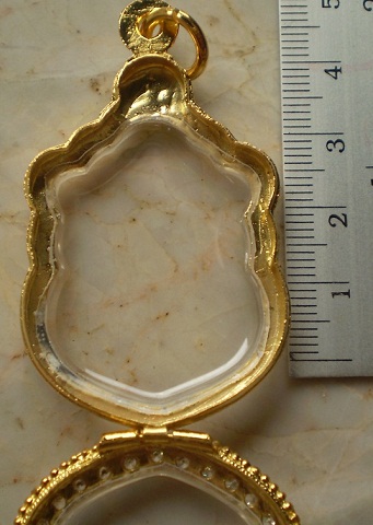 ตลับเงินล้อมเพชร  ชุบทองแท้ ใส่เหรียญเสมาแปดรอบ ลป ทิม  เคาะเดียว  