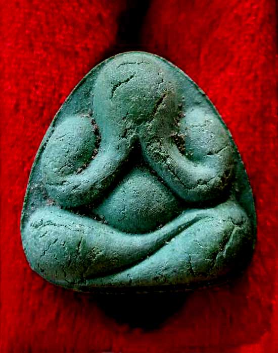 พระปิดตามหาเศรษฐี ไตรมาส ปี 2522 หลวงพ่อคง วัดวังสรรพรส จ.จันทบุรี เนื้อไคลเสมาหลังฝังพลอย เคาะแรก