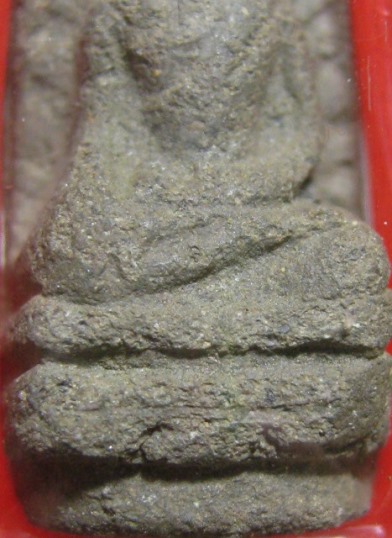 พระรอด พิมพ์โพธิ์ซ้อน เนื้อดิน ปี2496 วัดพระสิงห์ จ.เชียงใหม่ สภาพพอใช้