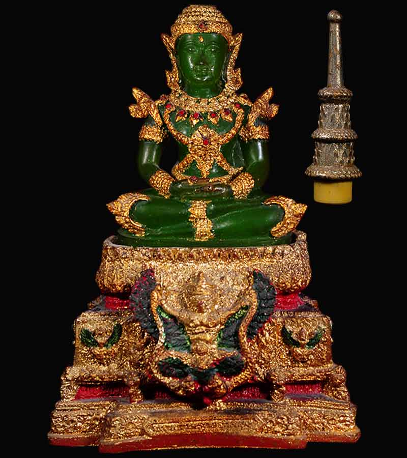 พระพุทธมหามณีรัตนปฏิมากร (พระแก้วมรกต)เครื่องทรงฤดูร้อน เนื้อ เรซิ่น ใต้ฐานปั้มตรายาง ขนาดหน้าตัก ๕ 