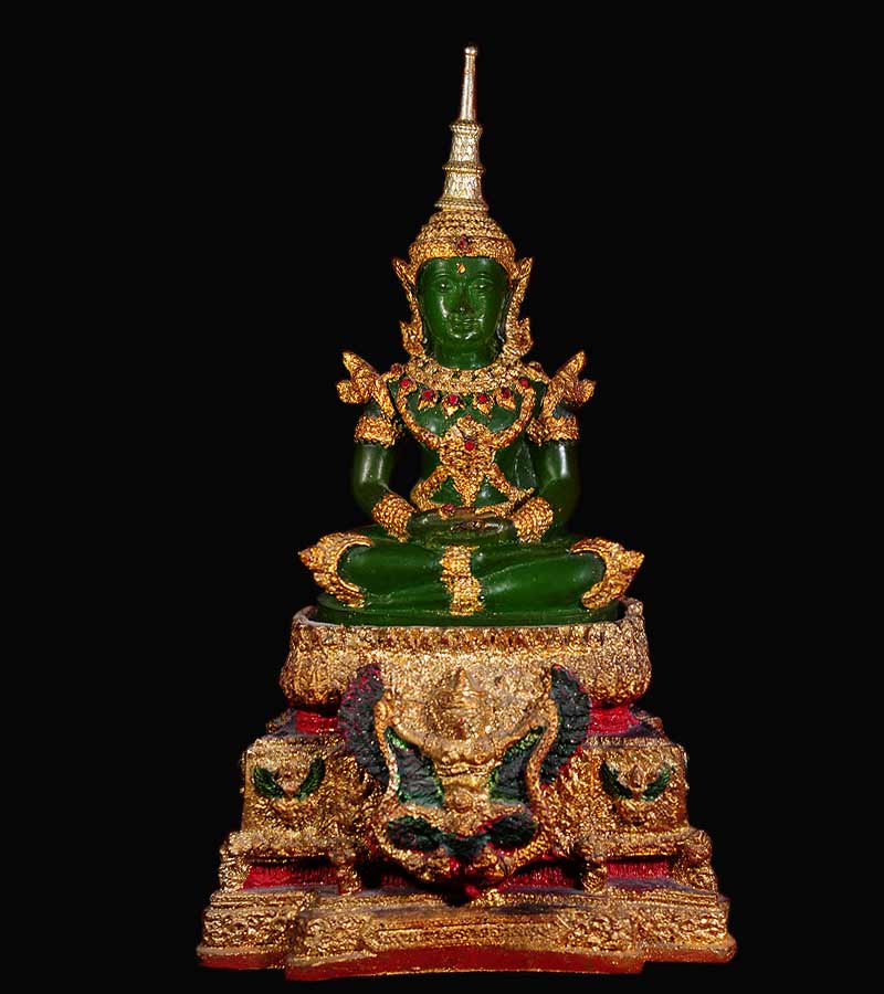 พระพุทธมหามณีรัตนปฏิมากร (พระแก้วมรกต)เครื่องทรงฤดูร้อน เนื้อ เรซิ่น ใต้ฐานปั้มตรายาง ขนาดหน้าตัก ๕ 