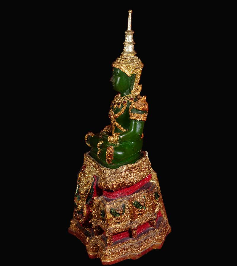 พระพุทธมหามณีรัตนปฏิมากร (พระแก้วมรกต)เครื่องทรงฤดูร้อน เนื้อ เรซิ่น ใต้ฐานปั้มตรายาง ขนาดหน้าตัก ๕ 