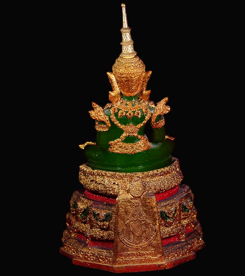 พระพุทธมหามณีรัตนปฏิมากร (พระแก้วมรกต)เครื่องทรงฤดูร้อน เนื้อ เรซิ่น ใต้ฐานปั้มตรายาง ขนาดหน้าตัก ๕ 