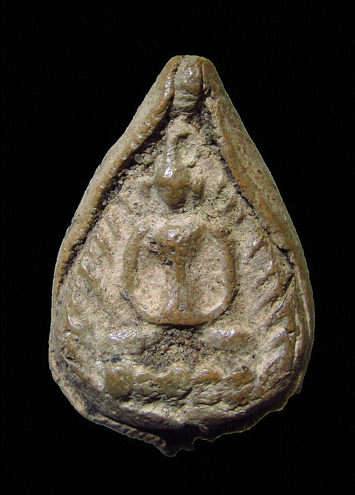 พระกรุวัดราชนัดดาพิมพ์กลีบบัวเล็ก เคาะเดียวแดงครับ