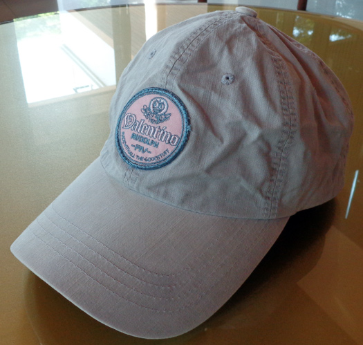 หมวก Valentino ของแท้ครับ สีโทนน้ำตาลอ่อน ปักโลโก้ด้านหน้าอย่างสวย