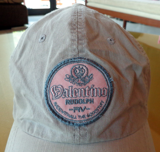 หมวก Valentino ของแท้ครับ สีโทนน้ำตาลอ่อน ปักโลโก้ด้านหน้าอย่างสวย