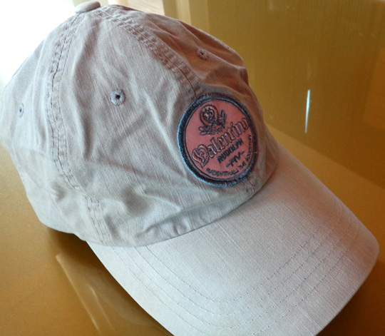 หมวก Valentino ของแท้ครับ สีโทนน้ำตาลอ่อน ปักโลโก้ด้านหน้าอย่างสวย