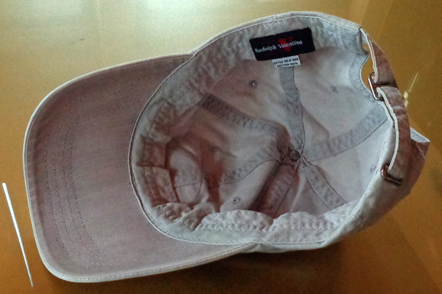 หมวก Valentino ของแท้ครับ สีโทนน้ำตาลอ่อน ปักโลโก้ด้านหน้าอย่างสวย