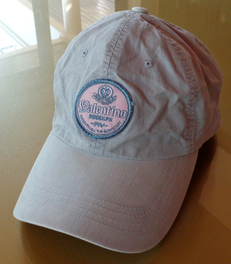 หมวก Valentino ของแท้ครับ สีโทนน้ำตาลอ่อน ปักโลโก้ด้านหน้าอย่างสวย