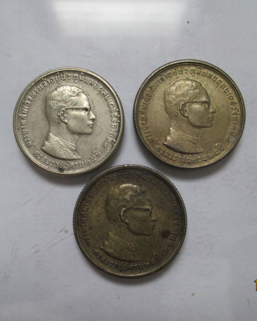 เหรียญกษาปณ์10บาทที่ระลึกรัชกาลที่ 9 ครองราชย์ครบ 25 ปี เนื้อเงิน3เหรียญครับ