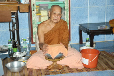 ล็อกเก็ต หลวงปู่ศิลา จิตตสุโภ รุ่นแรก หลัง เกศา จีวร ตะกรุด 3 กษัตริย์ มวลสารมงคล  หายาก (เคาะเดียว)