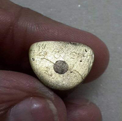 รูปหล่อรุ่นแรกหลวงปู่เย็นวัดสระเปรียญ อุดกริ่ง มีจารย์ใต้ฐานหายากครับ