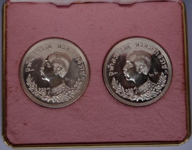 เหรียญ ร.5 เนื้อเงิน ที่ระลึกวางศิลาฤกษ์ พลับพลาพระบรมรูป ร .5 หนองคาย ปี 37ชุดคู่หายาก เคาะเดียว