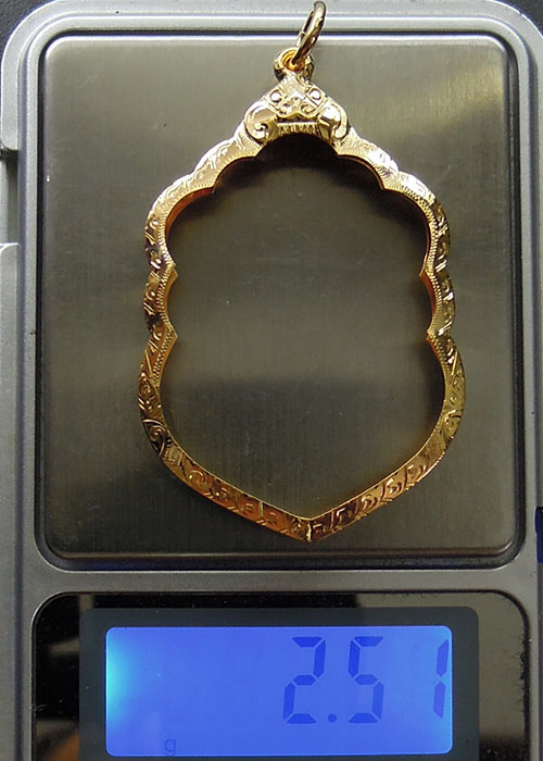 กรอบทอง ยกซุ้ม มือ1ใส่เหรียญเสมา8รอบ หลวงปู่ทิม วัดละหารไร่ จ.ระยอง น้ำหนัก2.51กรัม