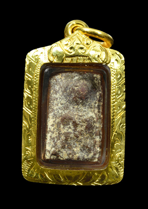 พระกรุนาดูนตัดเดียว จ.มหาสารคาม เนื้อดิน โซนเข้ม(มะขามเปียก)คราบขาว สภาพสวย+เลี่ยมทองหนาหนา+บัตร