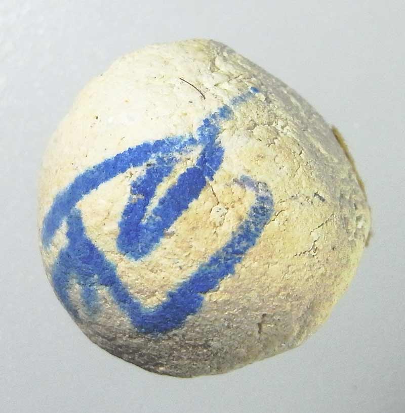 ลูกอมเนื้อผงรุ่นแรก ติดจีวร หลวงพ่อตัด วัดชายนา หลวงพ่อจารหมึก มวลสารเดียวกันกับผงล็อกเก็ตรุ่นแรก