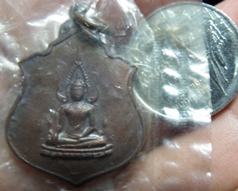 ร้าใจ  เหรียญในหลวงทรงผนวช ๒๕๑๗ อีกด้านเป็น พระพุทธ ชินราช (เหรียญเล็ก) เนื้อทองแดง