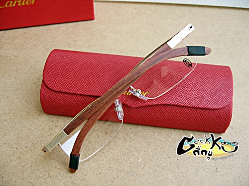 กรอบแว่นตา Cartier ครึ่งกรอบสีทอง ขาสปริง สวย หรูมากค่ะ พร้อมกล่อง ผ้าเช็ดแว่น+ถุงใส่แว่น 