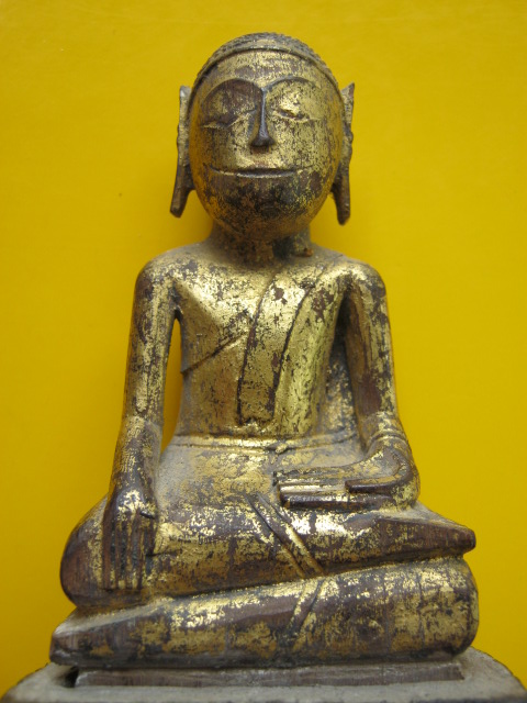 พระบูชา ไม้แกะลงรักปิดทองเก่า ( หน้าลาว ) 2 ถอด 