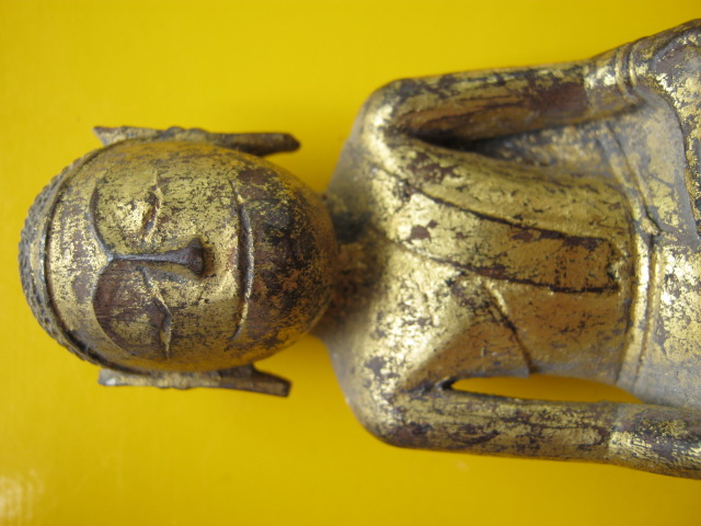 พระบูชา ไม้แกะลงรักปิดทองเก่า ( หน้าลาว ) 2 ถอด 