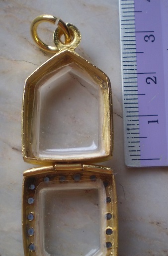 ตลับเงินล้อมพลอยน้ำเงิน  ชุบทองแท้ ใส่ขุนแผนพรายกุมารพิมพ์เล้ก เคาะเดียว 