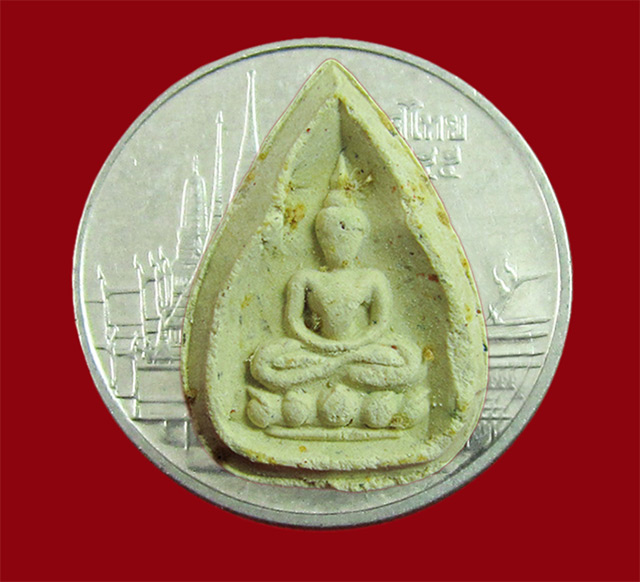 พระผงกลีบบัว หลวงปู่บัว ถามโก วัดเกาะตะเคียน จ.ตราด ปี ๒๕๓๔  เนื้อผงพุทธคุณ