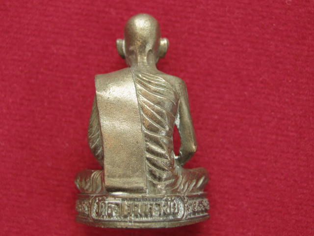 รูปหล่อเหมือน หลวงปู่คำพันธ์ รุ่นอุดมมงคล เนื้อนวะโลหะ ปี36 กล่อง