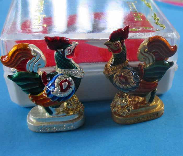 ไก่รวยทรัพย์หลวงพ่อรวยวัดตะโก ชุบทองลงยา7สี+ชุบเงินลงยา7สีแพ็คคู่เคาะเดียวแดง