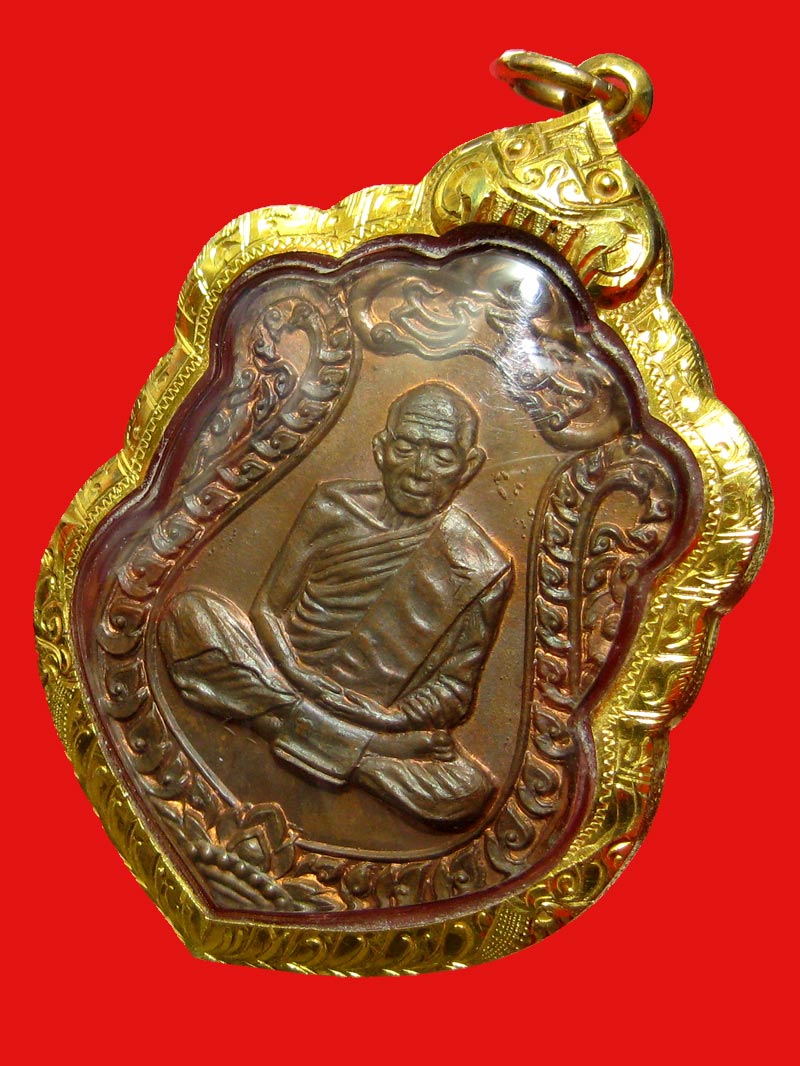 เหรียญหลวงปู่ทิม วัดละหารไร่ รุ่นเสมาแปดรอบ พิมพ์สองขยัก โค๊ดอุ เนื้องทองแดง ปี 2518 จ. ระยอง