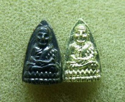 **วัดใจ**หลวงปู่ทวดเตารีดจิ๋ว เนื้อรมดำ + กะไหล่ทอง รุ่นกำนันชูชาติ อ.นอง วัดทรายขาว ปลุกเสก ปี41**