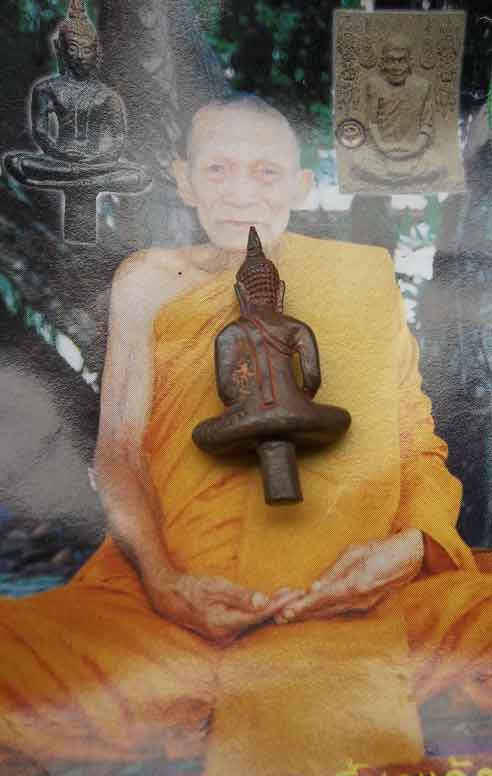 พระยอดธง เนื้อนวโลหะ หลวงปู่กาหลง ที่ระลึกงานทอดผ้าป่าสามัคคี 15 มิถุนายน 2551 