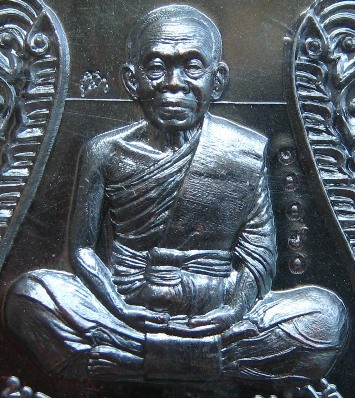 เหรียญเสมาหน้าเลื่อน หลวงพ่อคูณ ปี2557 รุ่นนิรันตรายเหนือดวง<แยกจากชุดกรรมการ>เนื้อทองเเดงรมดำ หมายเ
