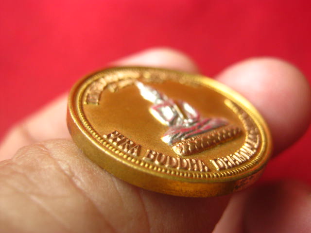 เหรียญพระพุทธ วัดอมราวดี ลอนดอน อังกฤษ ปี 1999 บล็อกนอก ชุบสามกษัตริย์