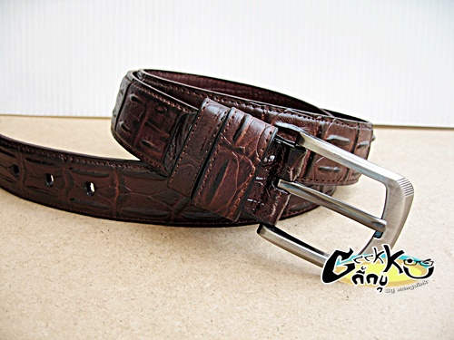   เข็มขัดหนังแท้ (หนังวัว) ทำลายจระเขั สีน้ำตาล  
