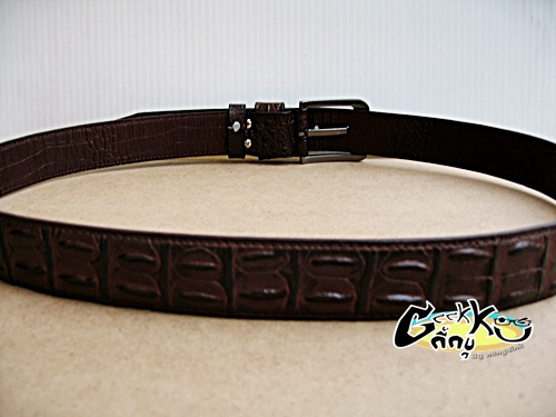   เข็มขัดหนังแท้ (หนังวัว) ทำลายจระเขั สีน้ำตาล  