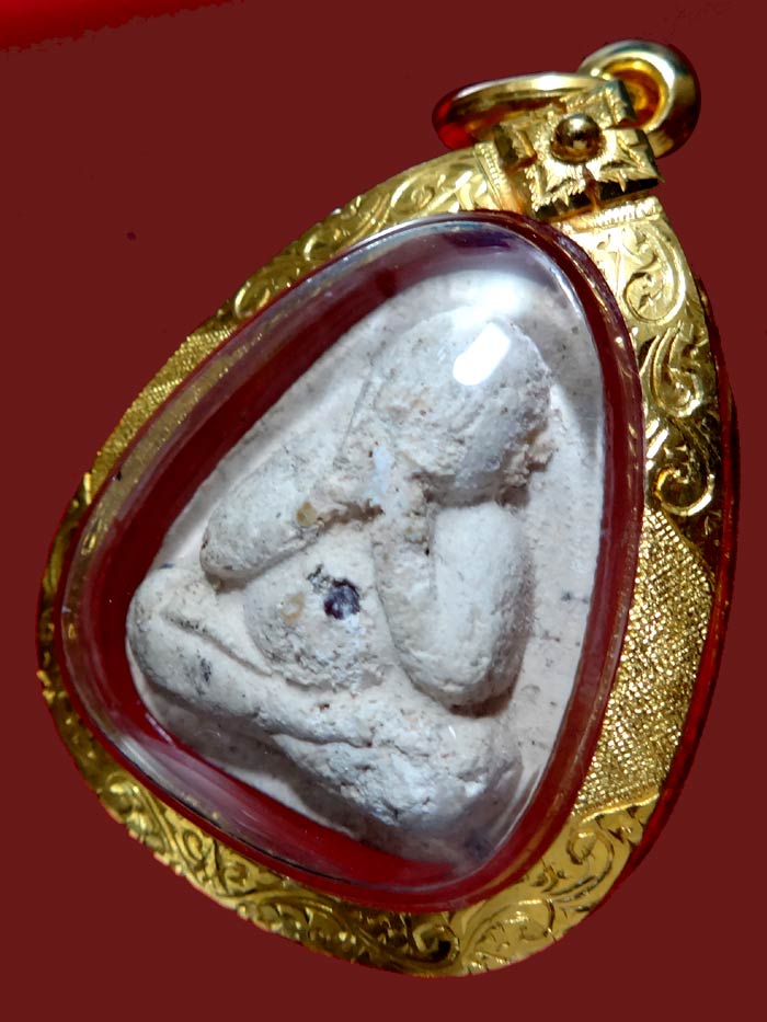 (4) พระปิดตาใหญ่ ผงพรายกุมาร หลวงปู่ทิม หลังยันต์ห้า ฝังพลอย ปี 17 + เลี่ยมทอง พร้อมใบเซอร์