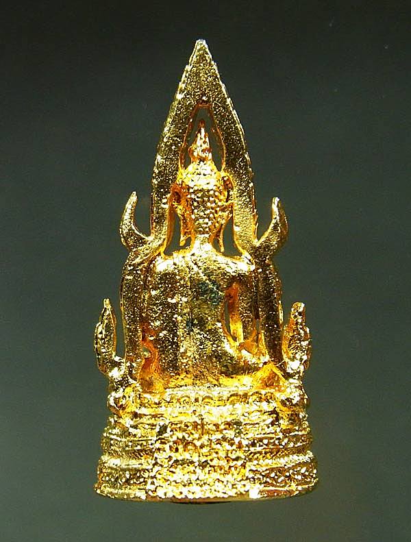 สมเด็จองค์ปฐม วัดศาลพันท้าย ผสมชนวนสมเด็จองค์ปฐมที่หลวงพ่อฤาษีลิงดำปลุกเสกครับ กะไหล่ทองเหลืองอร่าม