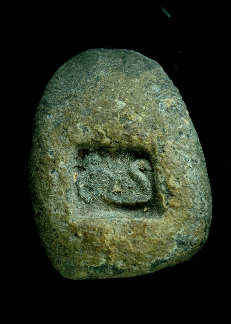 พระกรุวัดท้ายตลาด พิมพ์เล็บมือข้างกนก