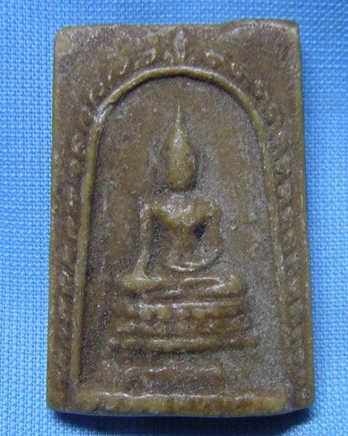 พระผงน้ำมันเก่ากว้าง2.2x3.2ซ.ม. หลังยันต์ เสด็จอินเดีย ไม่ทราบวัด