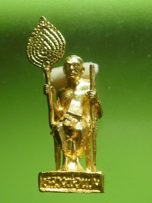 รูปหล่อถือพัดยศ หลวงพ่อแช่ม วัดฉลอง ภูเก็ต ปี 2535 เนื้อกะไหล่ทอง สภาพสวยมากพร้อมกล่องเดิม